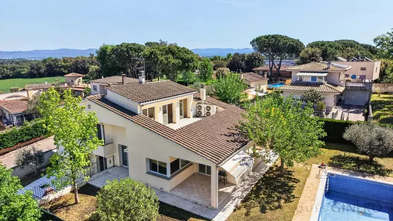 Spacious 4-bedroom detached house with 323 m², private pool and garden, set in a quiet residential area.