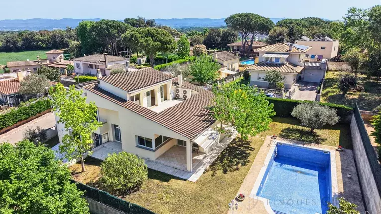 Spacious 4-bedroom detached house with 323 m², private pool and garden, set in a quiet residential area.