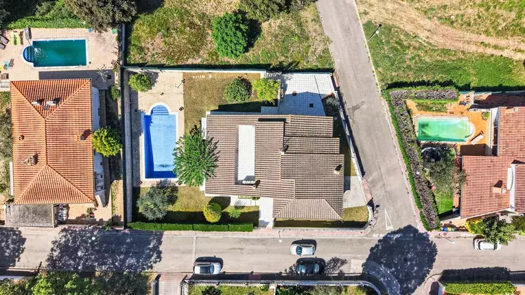 Spacious 4-bedroom detached house with 323 m², private pool and garden, set in a quiet residential area.
