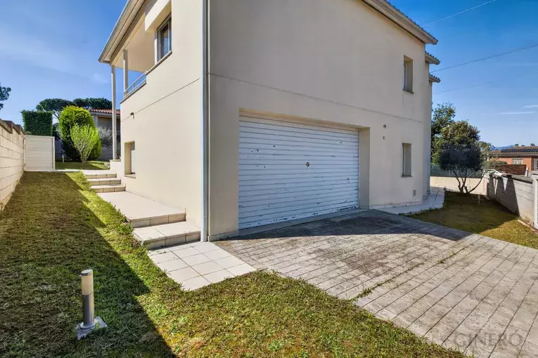 Spacious 4-bedroom detached house with 323 m², private pool and garden, set in a quiet residential area.