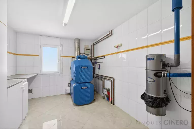 Spacious 4-bedroom detached house with 323 m², private pool and garden, set in a quiet residential area.