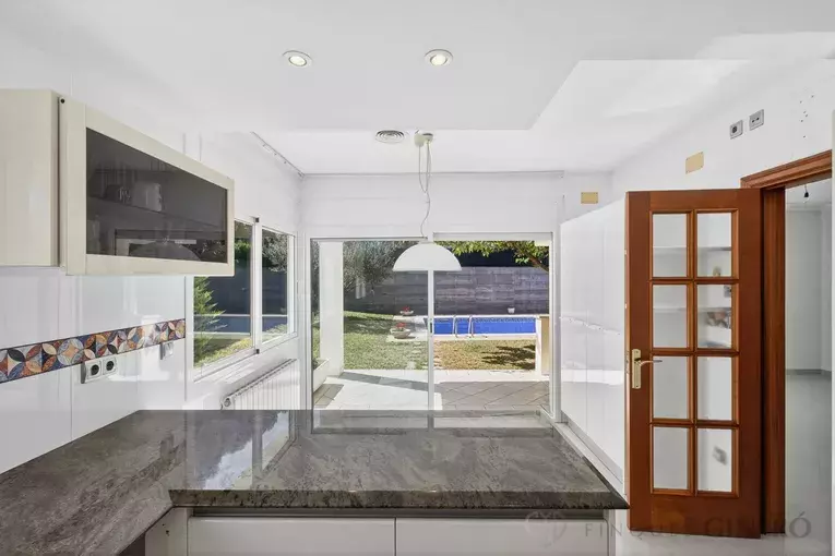 Spacious 4-bedroom detached house with 323 m², private pool and garden, set in a quiet residential area.