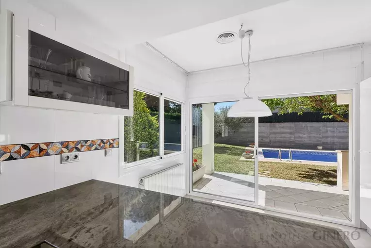 Spacious 4-bedroom detached house with 323 m², private pool and garden, set in a quiet residential area.