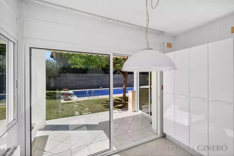 Spacious 4-bedroom detached house with 323 m², private pool and garden, set in a quiet residential area.
