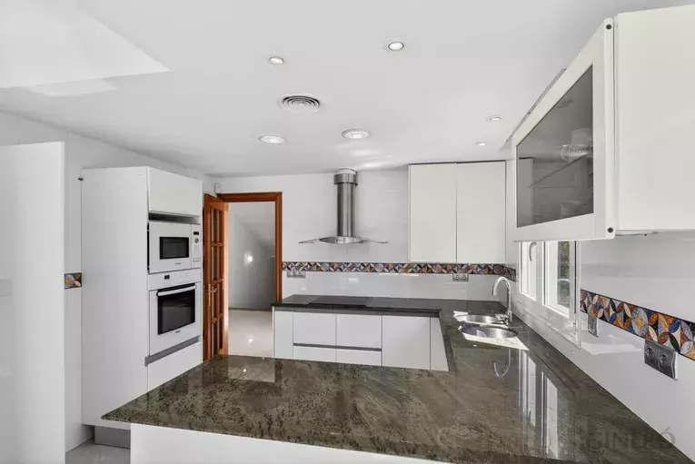 Spacious 4-bedroom detached house with 323 m², private pool and garden, set in a quiet residential area.