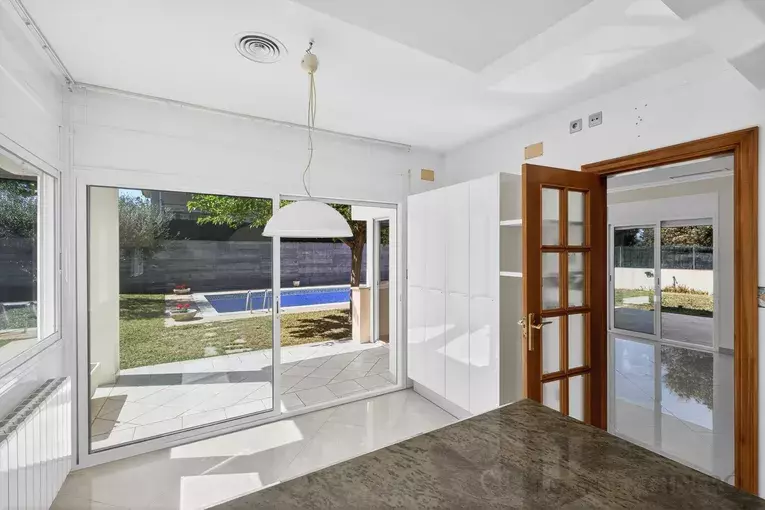 Spacious 4-bedroom detached house with 323 m², private pool and garden, set in a quiet residential area.