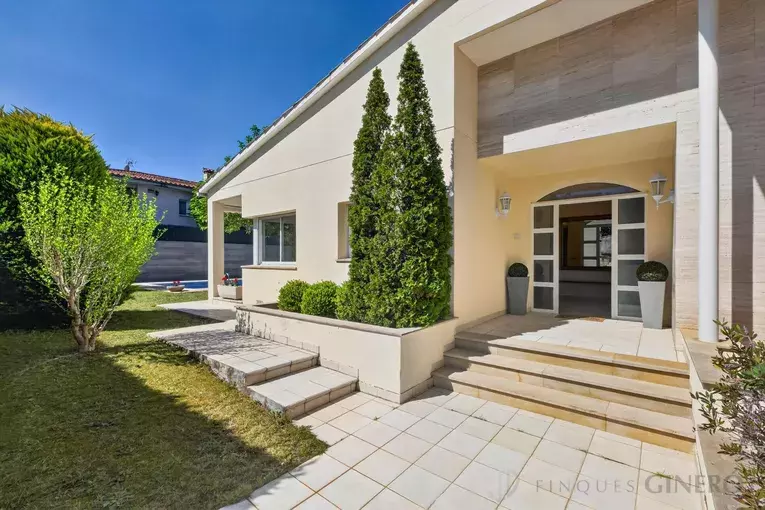 Spacious 4-bedroom detached house with 323 m², private pool and garden, set in a quiet residential area.