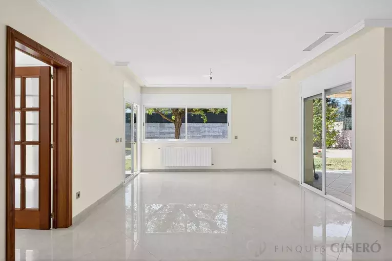 Spacious 4-bedroom detached house with 323 m², private pool and garden, set in a quiet residential area.