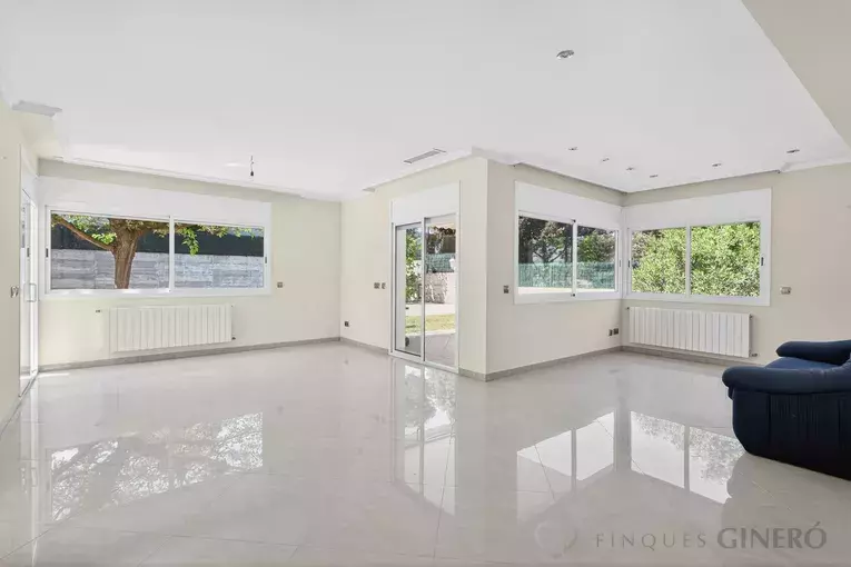 Spacious 4-bedroom detached house with 323 m², private pool and garden, set in a quiet residential area.