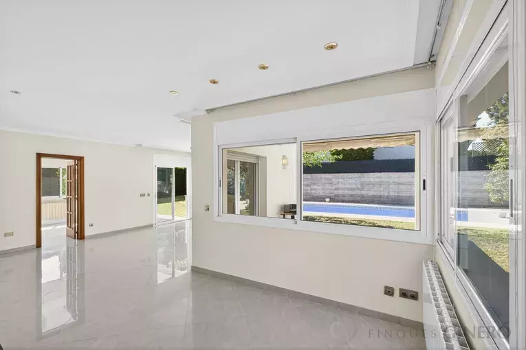 Spacious 4-bedroom detached house with 323 m², private pool and garden, set in a quiet residential area.