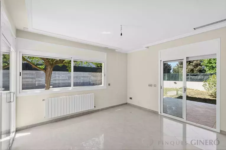 Spacious 4-bedroom detached house with 323 m², private pool and garden, set in a quiet residential area.