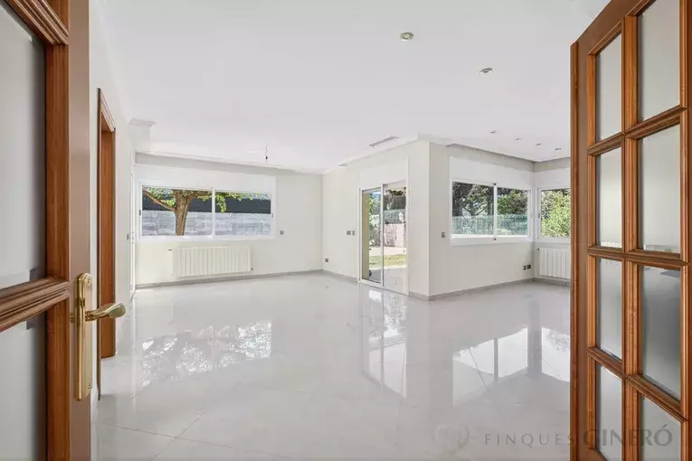 Spacious 4-bedroom detached house with 323 m², private pool and garden, set in a quiet residential area.