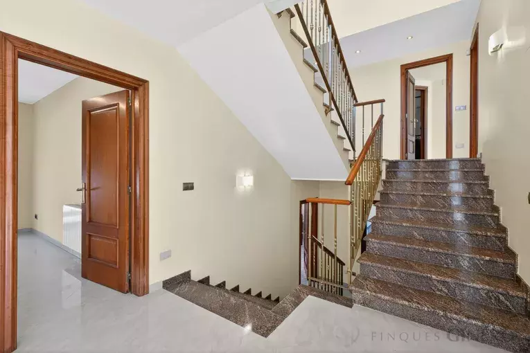 Spacious 4-bedroom detached house with 323 m², private pool and garden, set in a quiet residential area.