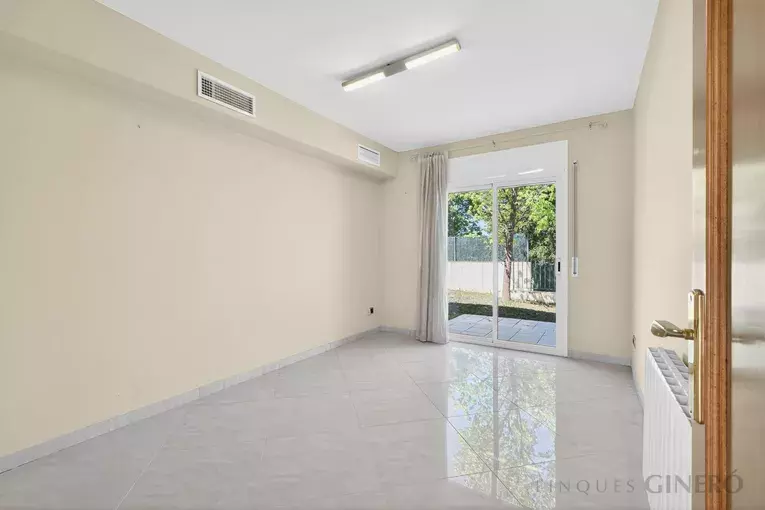 Spacious 4-bedroom detached house with 323 m², private pool and garden, set in a quiet residential area.
