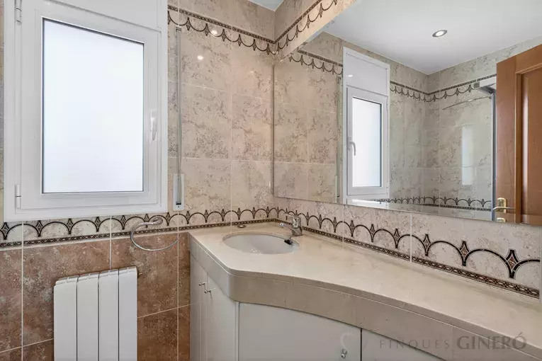 Spacious 4-bedroom detached house with 323 m², private pool and garden, set in a quiet residential area.