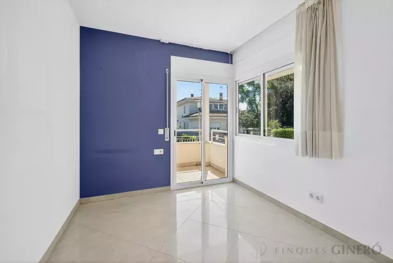 Spacious 4-bedroom detached house with 323 m², private pool and garden, set in a quiet residential area.