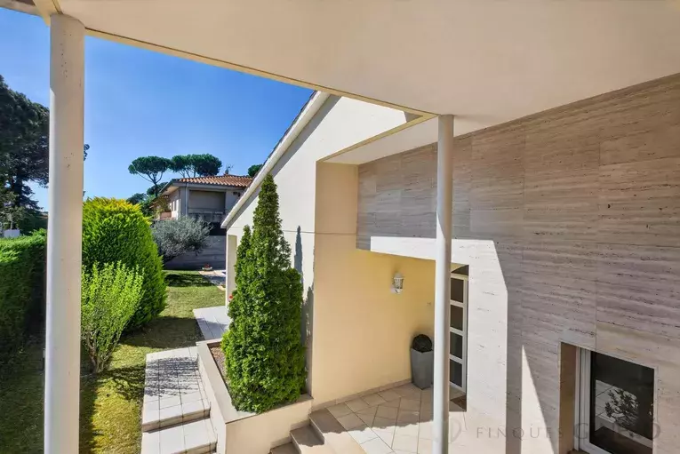 Spacious 4-bedroom detached house with 323 m², private pool and garden, set in a quiet residential area.