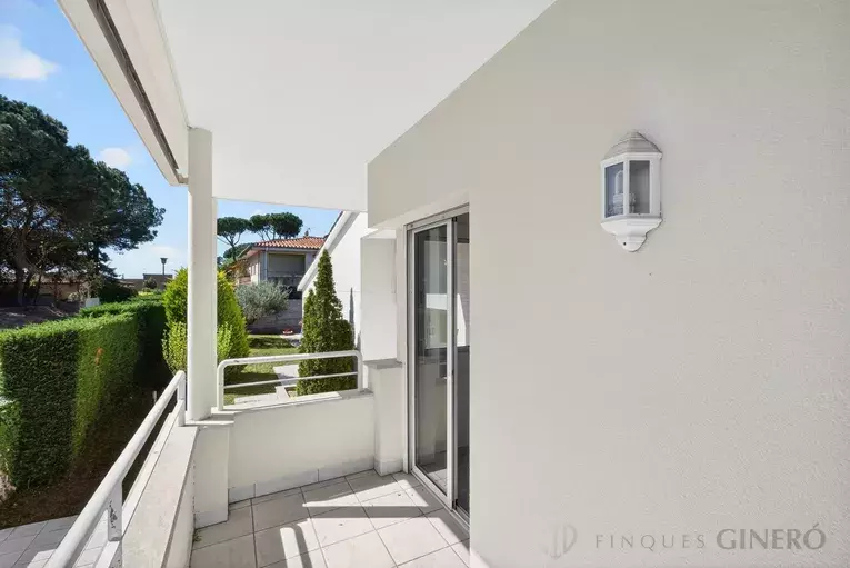 Spacious 4-bedroom detached house with 323 m², private pool and garden, set in a quiet residential area.