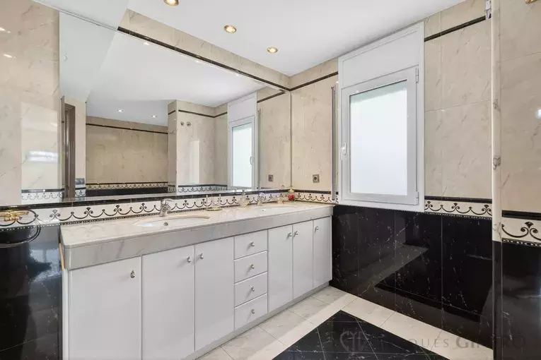 Spacious 4-bedroom detached house with 323 m², private pool and garden, set in a quiet residential area.
