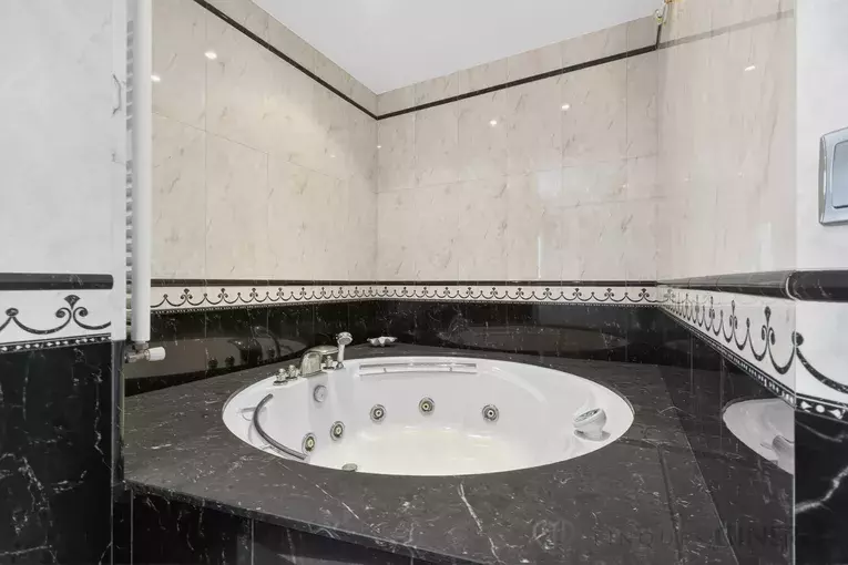Spacious 4-bedroom detached house with 323 m², private pool and garden, set in a quiet residential area.