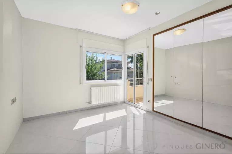 Spacious 4-bedroom detached house with 323 m², private pool and garden, set in a quiet residential area.