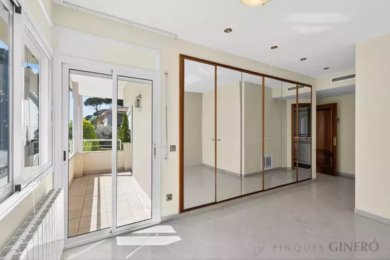 Spacious 4-bedroom detached house with 323 m², private pool and garden, set in a quiet residential area.