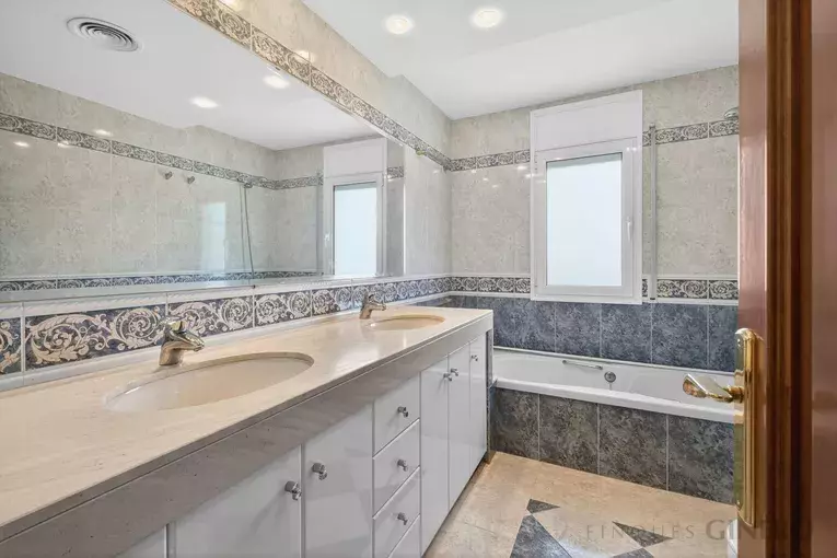 Spacious 4-bedroom detached house with 323 m², private pool and garden, set in a quiet residential area.
