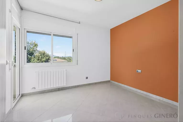 Spacious 4-bedroom detached house with 323 m², private pool and garden, set in a quiet residential area.