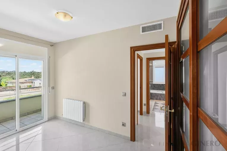 Spacious 4-bedroom detached house with 323 m², private pool and garden, set in a quiet residential area.