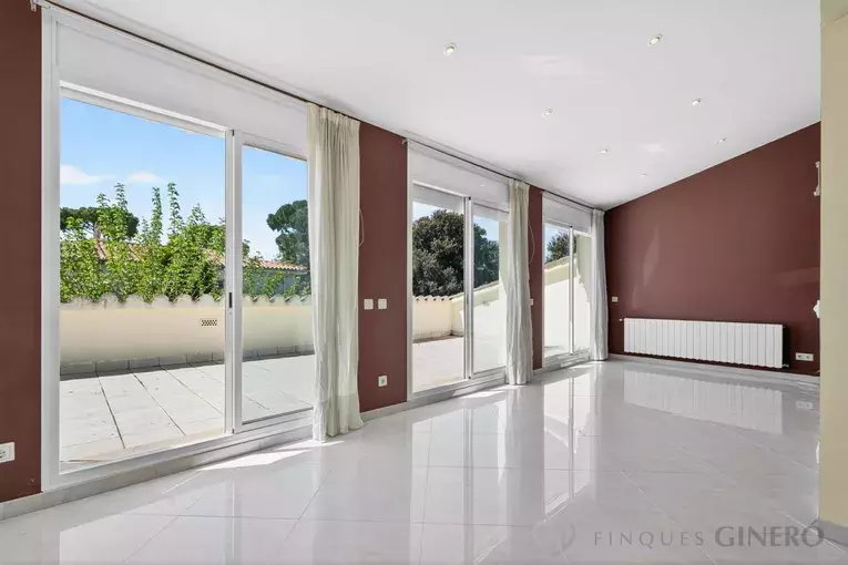Spacious 4-bedroom detached house with 323 m², private pool and garden, set in a quiet residential area.