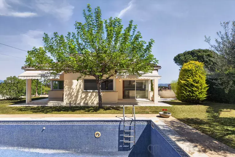 Spacious 4-bedroom detached house with 323 m², private pool and garden, set in a quiet residential area.