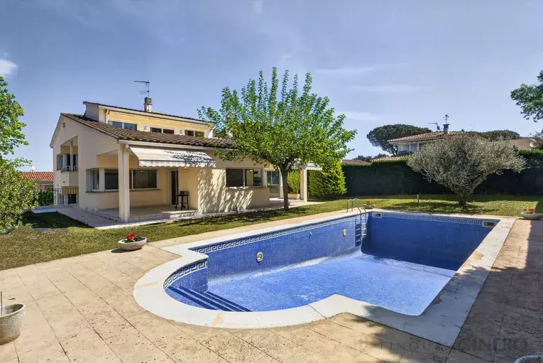 Spacious 4-bedroom detached house with 323 m², private pool and garden, set in a quiet residential area.