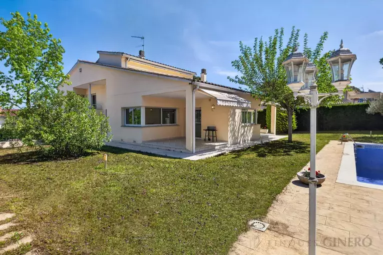 Spacious 4-bedroom detached house with 323 m², private pool and garden, set in a quiet residential area.