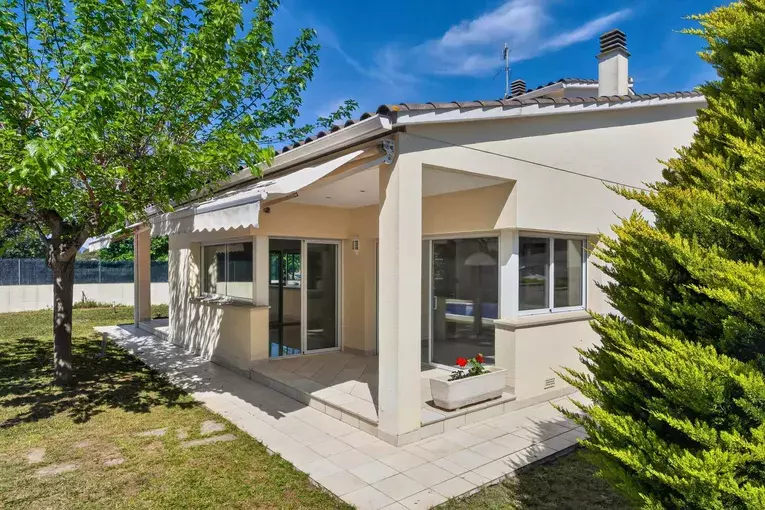 Spacious 4-bedroom detached house with 323 m², private pool and garden, set in a quiet residential area.