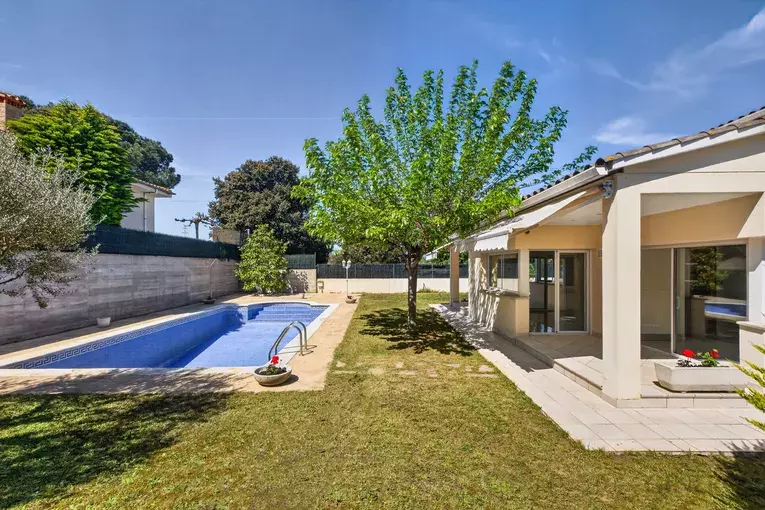 Spacious 4-bedroom detached house with 323 m², private pool and garden, set in a quiet residential area.