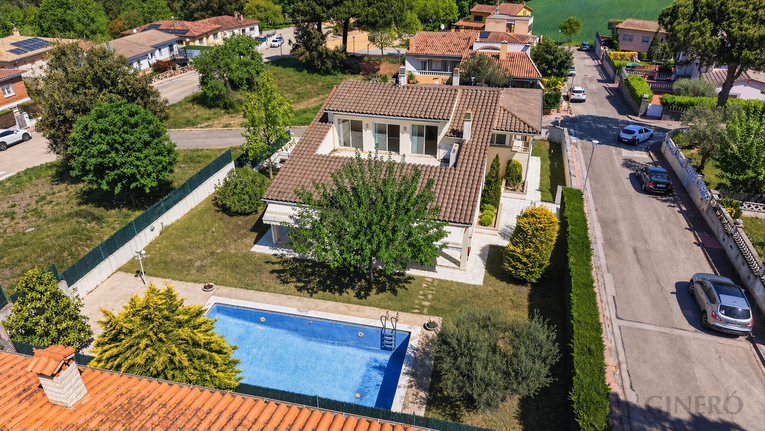 Spacious 4-bedroom detached house with 323 m², private pool and garden, set in a quiet residential area.
