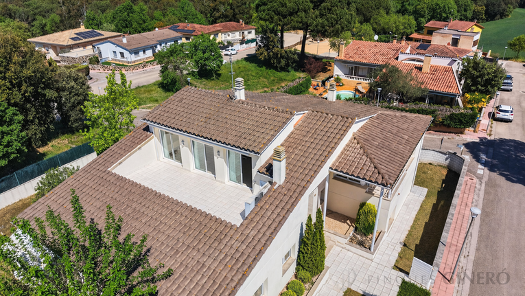 Spacious 4-bedroom detached house with 323 m², private pool and garden, set in a quiet residential area.