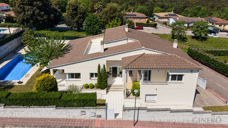 Spacious 4-bedroom detached house with 323 m², private pool and garden, set in a quiet residential area.