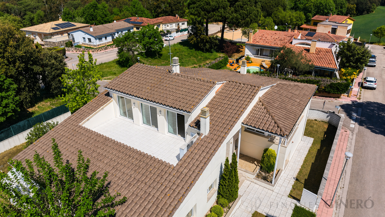 Spacious 4-bedroom detached house with 323 m², private pool and garden, set in a quiet residential area.