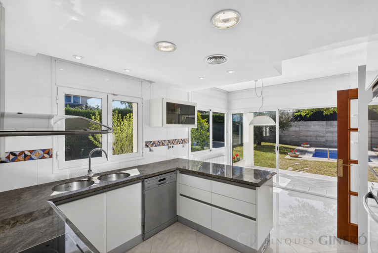 Spacious 4-bedroom detached house with 323 m², private pool and garden, set in a quiet residential area.