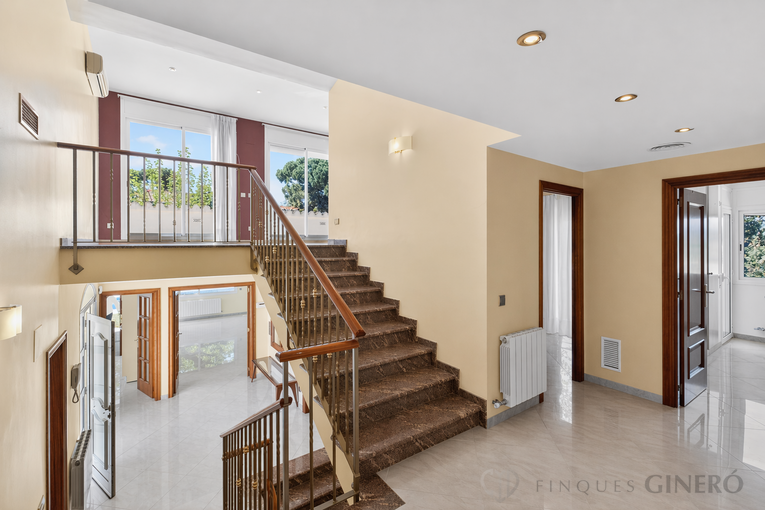 Spacious 4-bedroom detached house with 323 m², private pool and garden, set in a quiet residential area.