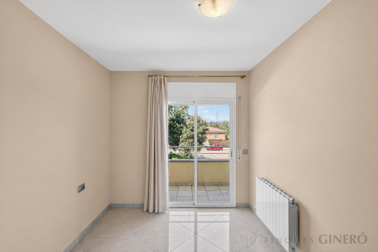 Spacious 4-bedroom detached house with 323 m², private pool and garden, set in a quiet residential area.