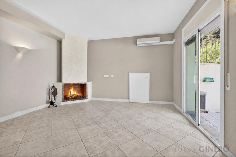 Spacious 4-bedroom detached house with 323 m², private pool and garden, set in a quiet residential area.