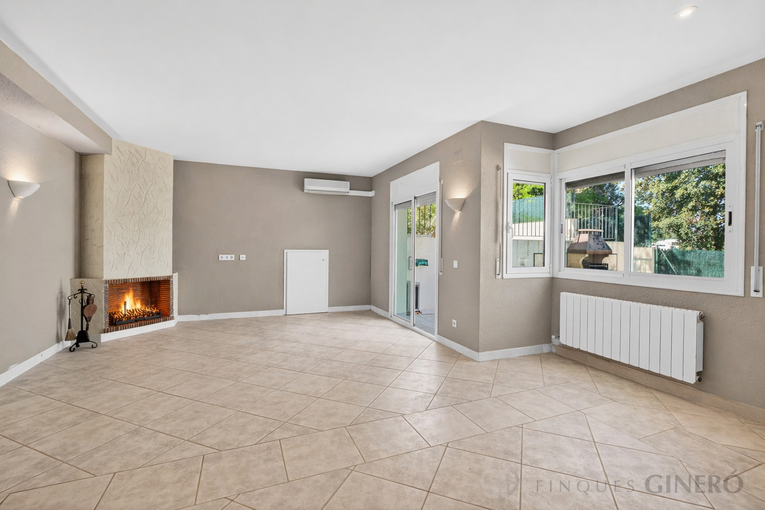 Spacious 4-bedroom detached house with 323 m², private pool and garden, set in a quiet residential area.