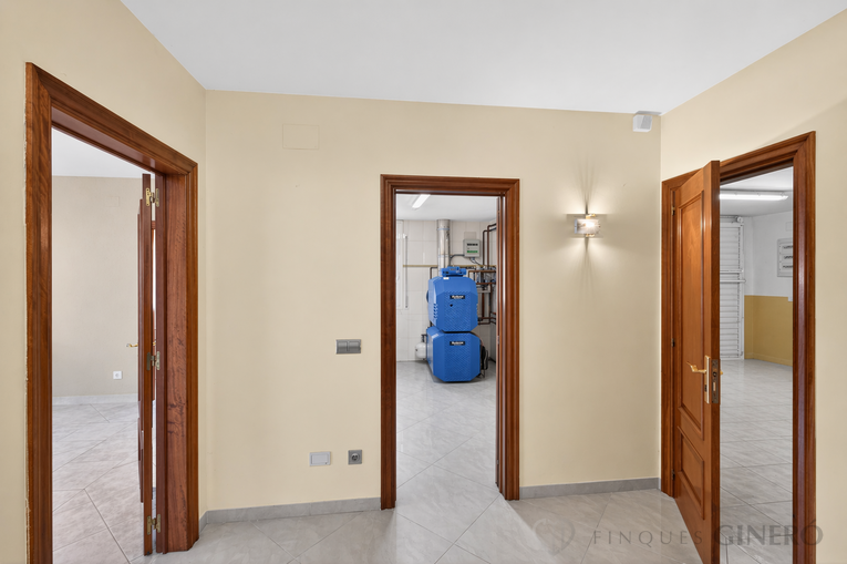 Spacious 4-bedroom detached house with 323 m², private pool and garden, set in a quiet residential area.