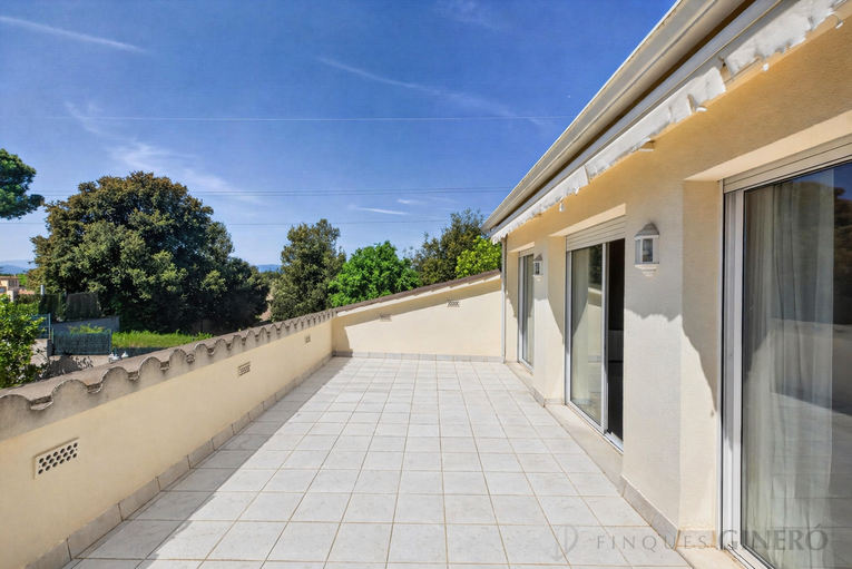 Spacious 4-bedroom detached house with 323 m², private pool and garden, set in a quiet residential area.