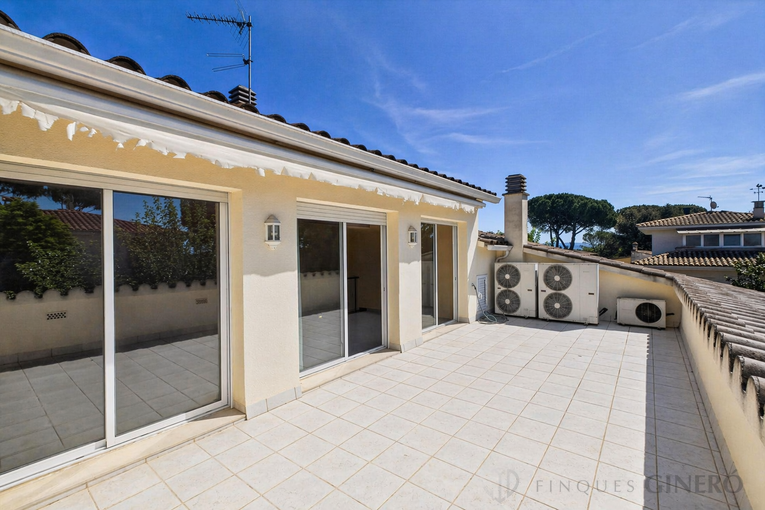 Spacious 4-bedroom detached house with 323 m², private pool and garden, set in a quiet residential area.
