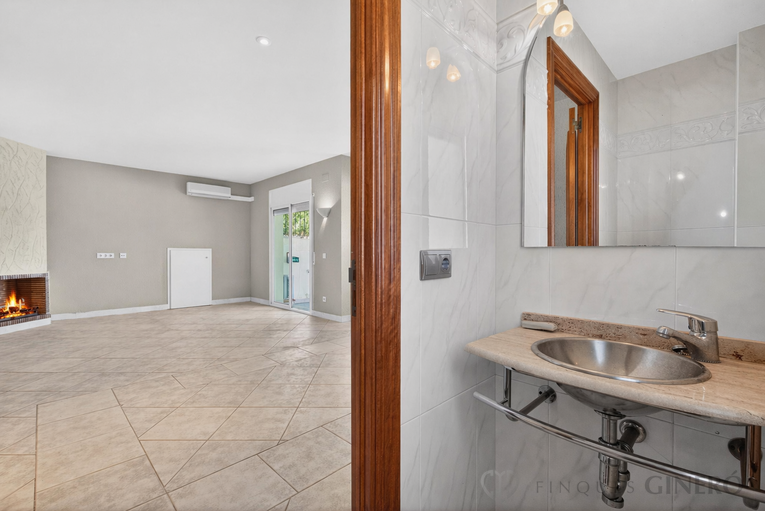 Spacious 4-bedroom detached house with 323 m², private pool and garden, set in a quiet residential area.