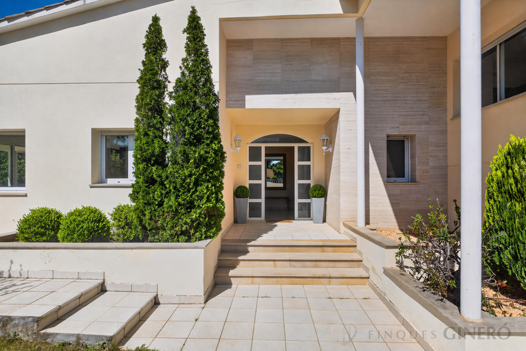 Spacious 4-bedroom detached house with 323 m², private pool and garden, set in a quiet residential area.