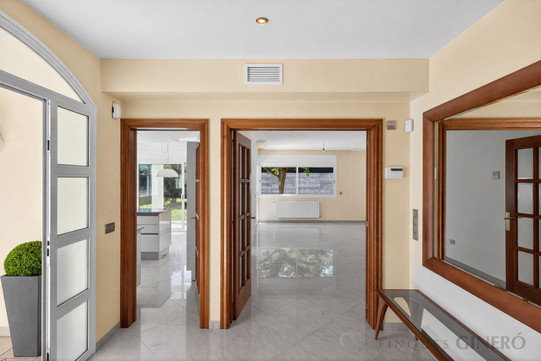 Spacious 4-bedroom detached house with 323 m², private pool and garden, set in a quiet residential area.